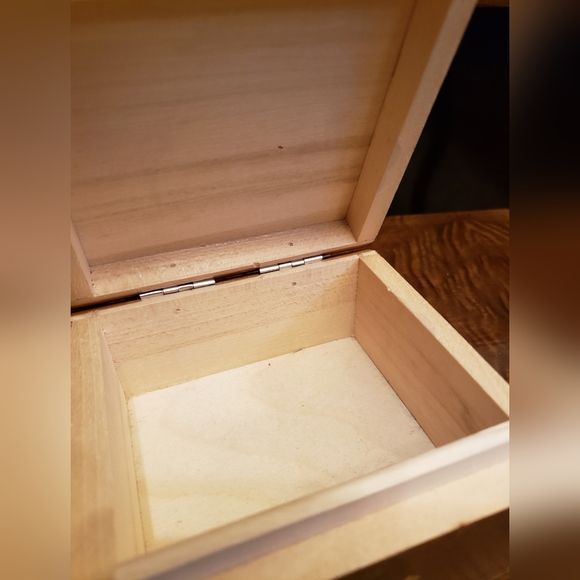 Vintage wood keepsake/treasure box - Picture 6 of 7